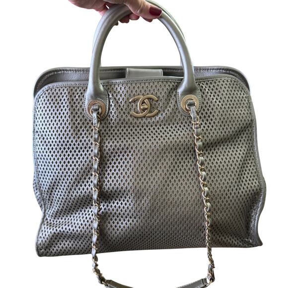 Chanel Gold Perforated Bag Up In The Air Tote Metallic Shoulder CC Vintage Rare - Picture 3 of 16